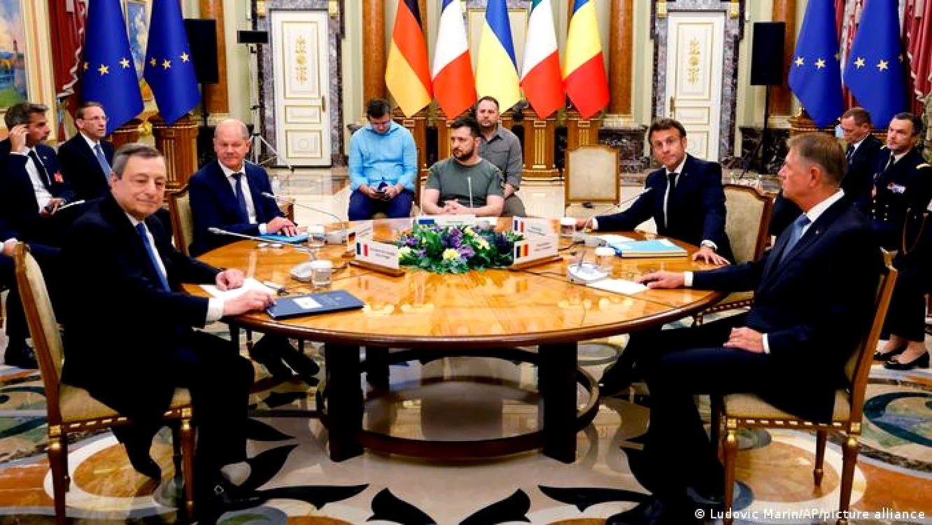 Reuniune la Kiev: de la stânga la dreapta - Mario Draghi, Olaf Scholz, Volodimir Zelenski, Emmanuel Macron, Klaus Iohannis