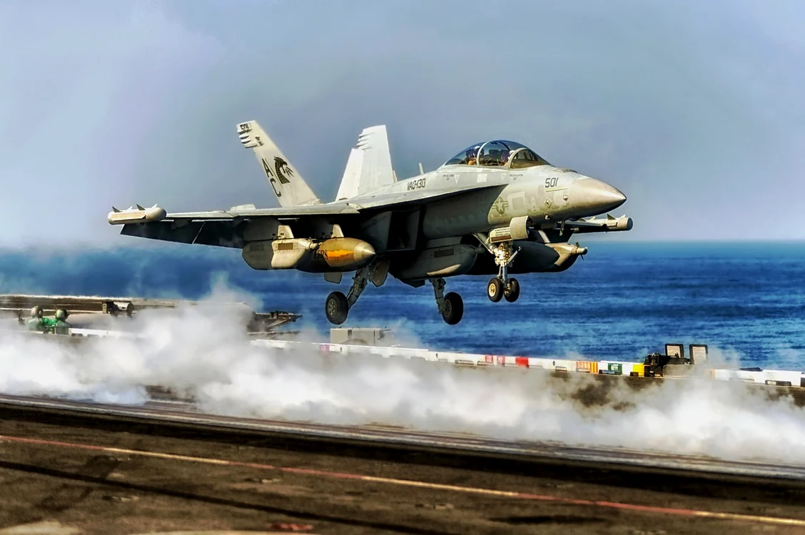 Decolarea unui avion NATO de pe un portavion / Pixabay