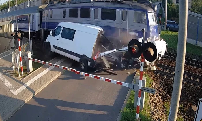 Șoferul a supraviețuit în mod miraculos accidentului FOTO Captură video