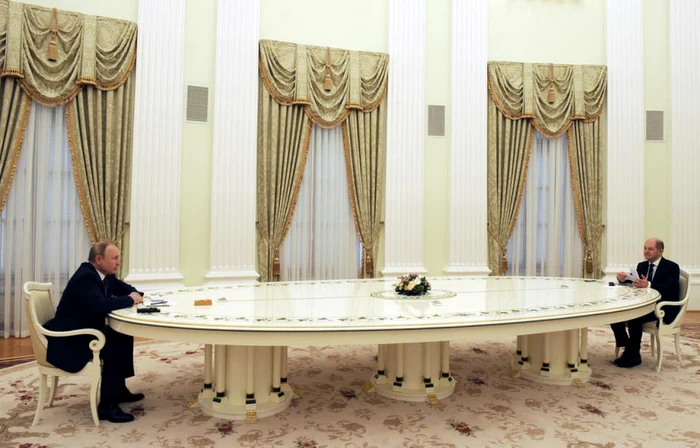 Vladimir Putin (stânga) discutând cu Olaf Scholz la masa devenită celebră după vizita lui Emmanuel Macron la Kremlin şi folosită şi cu ocazia primirii premierului ungar Viktor Orban FOTO EPA-EFE