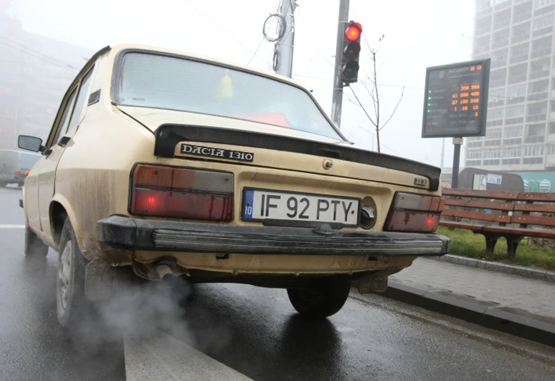 
    Dacia 1310, râvnită înainte de 1990, nu a dispărut de pe şoselele României (foto: Click!)  