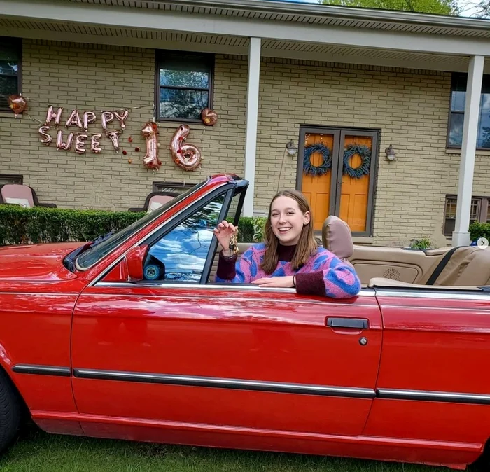 La 16 ani și-a cumpărat o decapotabilă la mâna a doua - foto Instagram