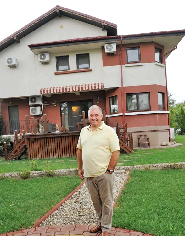 Vila este în afara Bucureştiului şi are 4 dormitoare