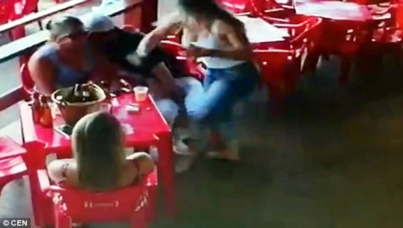 
    Un adevărat număr de resling într-o cafenea din Braziliafoto:captura video  