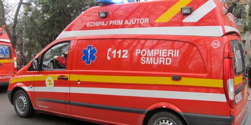 Echipajele SMURD au ajuns la locul accidentului, dar doi dintre tineri erau deja morţi. ARHIVĂ