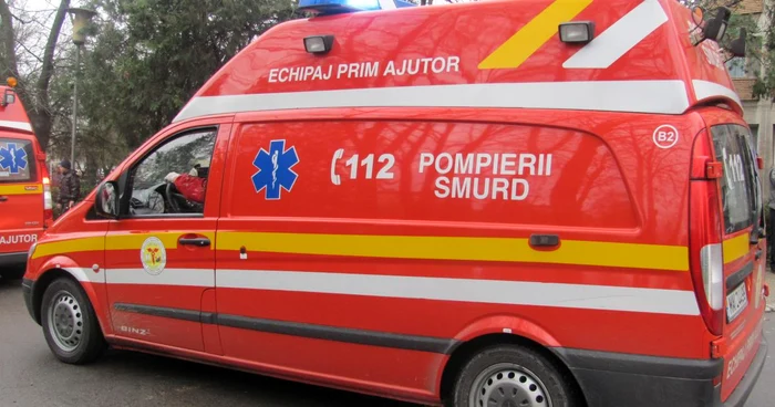 Echipajele SMURD au ajuns la locul accidentului, dar doi dintre tineri erau deja morţi. ARHIVĂ