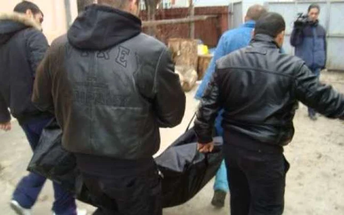Cadavrul bărbatului a fost transportat la IML foto arhivă