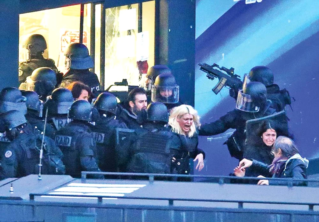Trei indivizi au ţinut o ţară întreagă în teroare timp de 54 de ore şi au ucis 17 oameni.Foto: AP/Afp