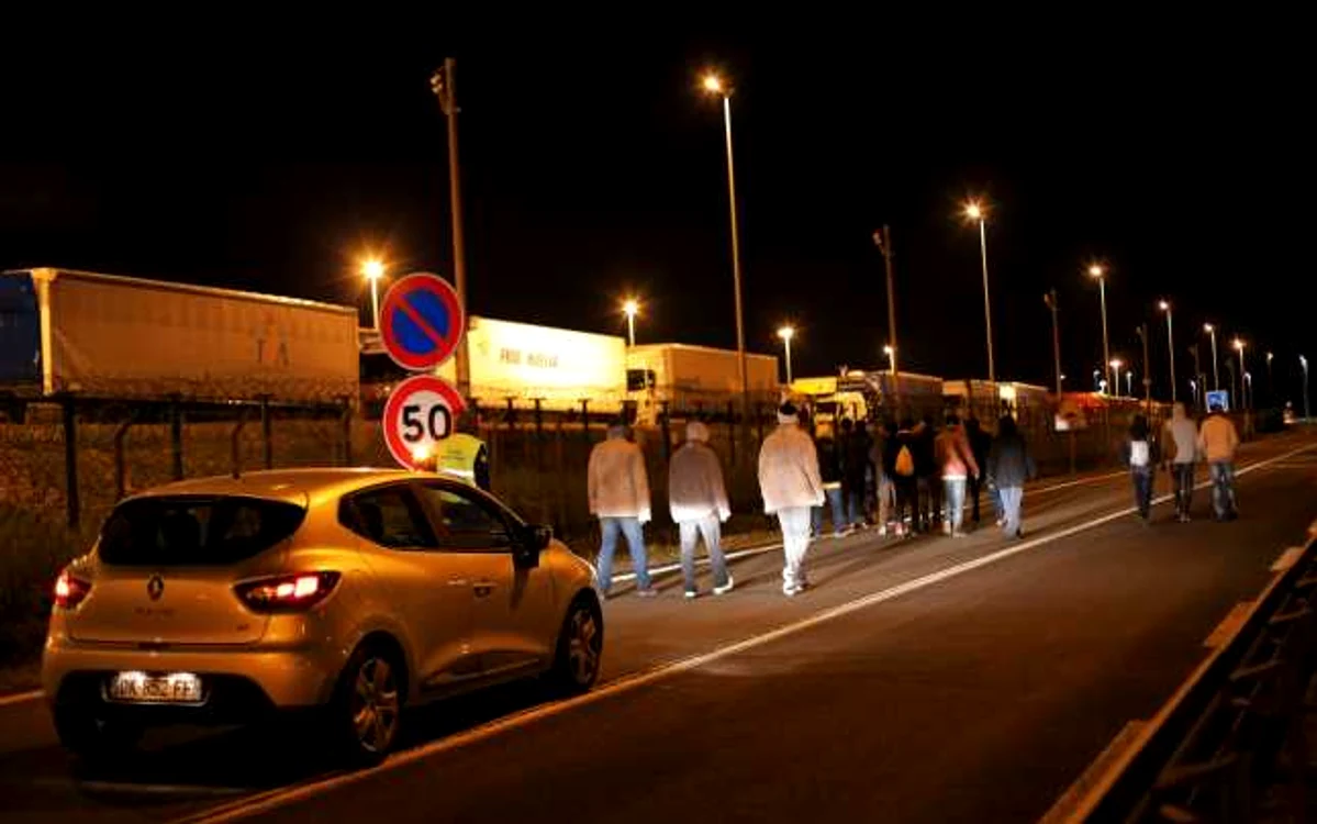 Imigranţi încercând să pătrundă în Eurotunel. Foto ARHIVA AP