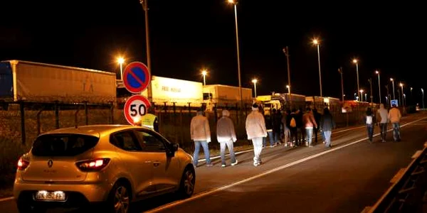 Imigrantii incearca sa patrunda in Eurotunel FOTO AP