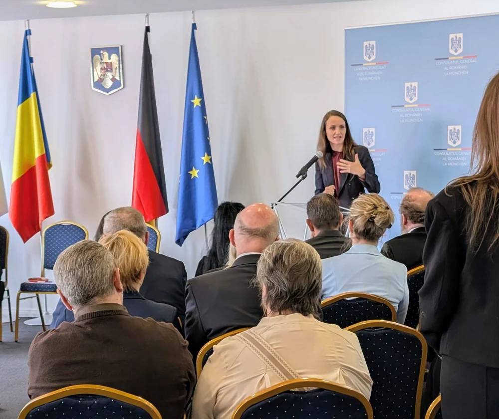 Oana Țoiu s-a întâlnit cu comunitatea de români din Bavaria. Șefa MAE anunță lansarea cursurilor de limba română în şcoli din Germania