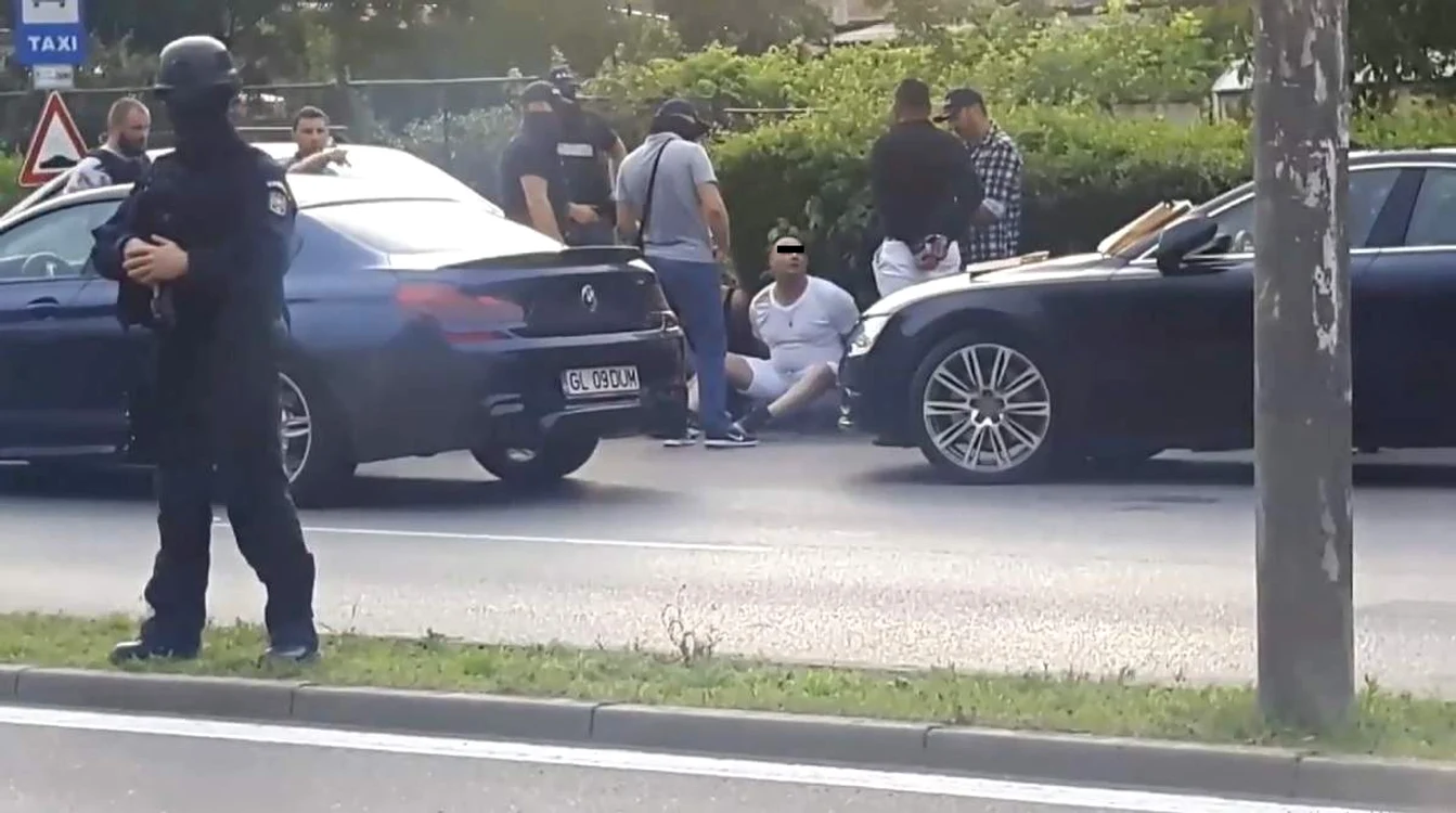 
    Interlopii au fost încătușați și supravegheați de mascați în timp ce erau percheziționați  