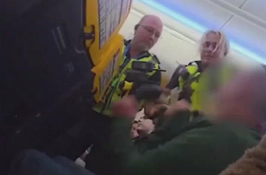 Haos într-un avion Ryanair: un bărbat beat s-a luat la bătaie cu ceilalți pasageri. „Ceilalți încercau să-l calmeze, dar fără succes”