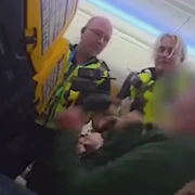 Ekonomat Brawurowa akcja policjantki na pok adzie Ryanaira z Krakowa do Bristo OgOwMo mp4 thumbnail png