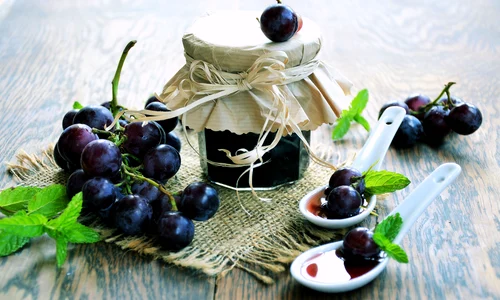 Gem de struguri negri  Sursa foto shutterstock 307311905 jpg