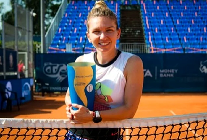 Simona Halep cu trofeul cucerit la PragaFOTO: Profimedia