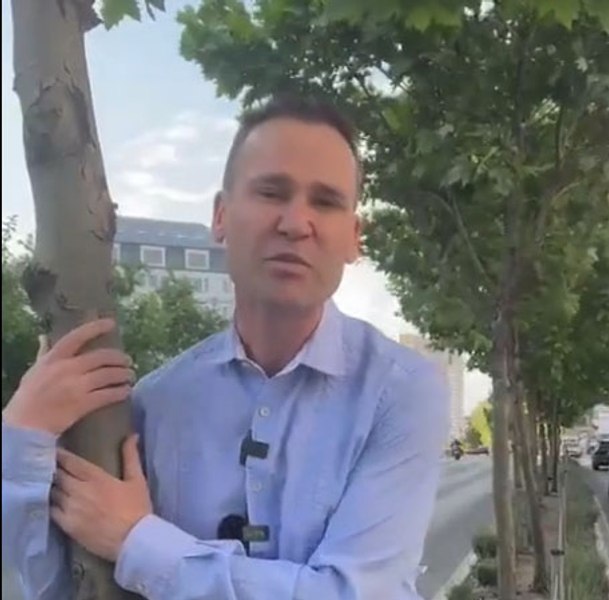 Robert Negoiță, ironic la adresa lui Nicușor Dan. S-a filmat ținând strâns în brațe un copac VIDEO