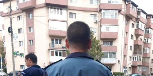 Poliţiştii de la Rutieră Vâlcea au ajutat la salvarea unui pisoi blocat timp de 4 zile sub capota unei maşini Foto FB Costi Ţitiriga