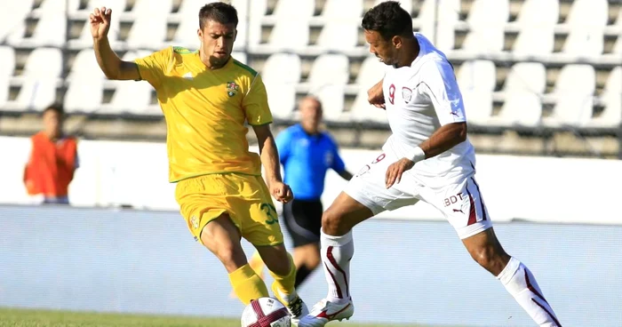 Raul Costin (stânga) a ratat un penalti în amicalul Vaslui - Slavia Praga FOTO Adevărul