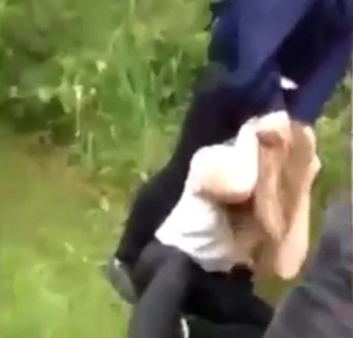 
    Fata a fost aruncată cu faţa în urzici Foto: Captură Youtube  