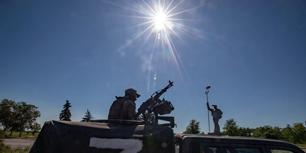 Soldati rusi pe un tanc inscriptionat cu litera Z in Mariupol FOTO EPA-EFE