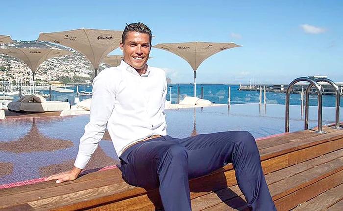 
    Ronaldo le-a prezentat  turiştilor piscina hotelului  