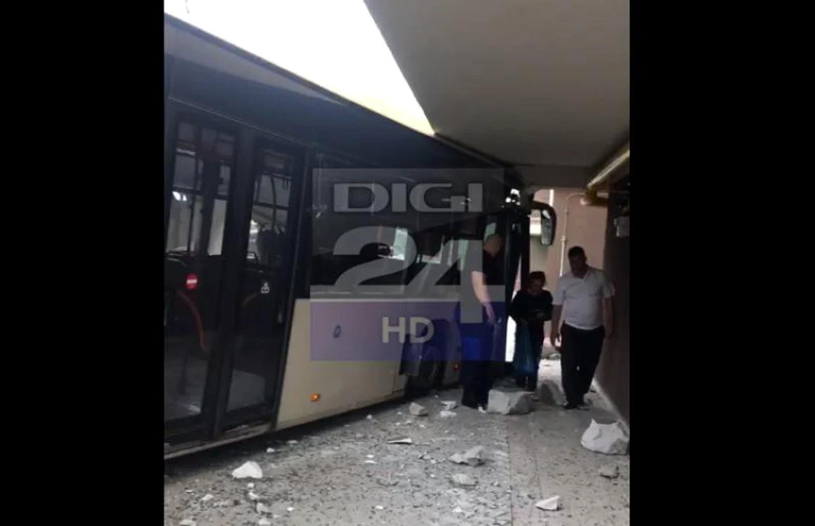Autobuzul a intrat într-un blocfoto: Digi24