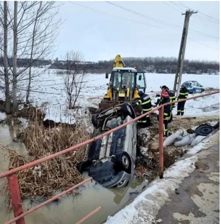 Cele două persoane aflate în mașină au fost găsite decedate FOTO IPJ Argeș
