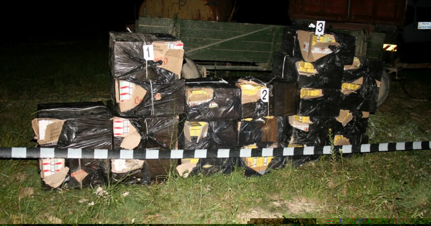 În cauză se efectuează cercetări pentru
 săvârşirea infracţiunilor de contrabandă şi complicitate la 
contrabandă, iar întreaga cantitate de ţigări a fost ridicată în vederea
 confiscării.