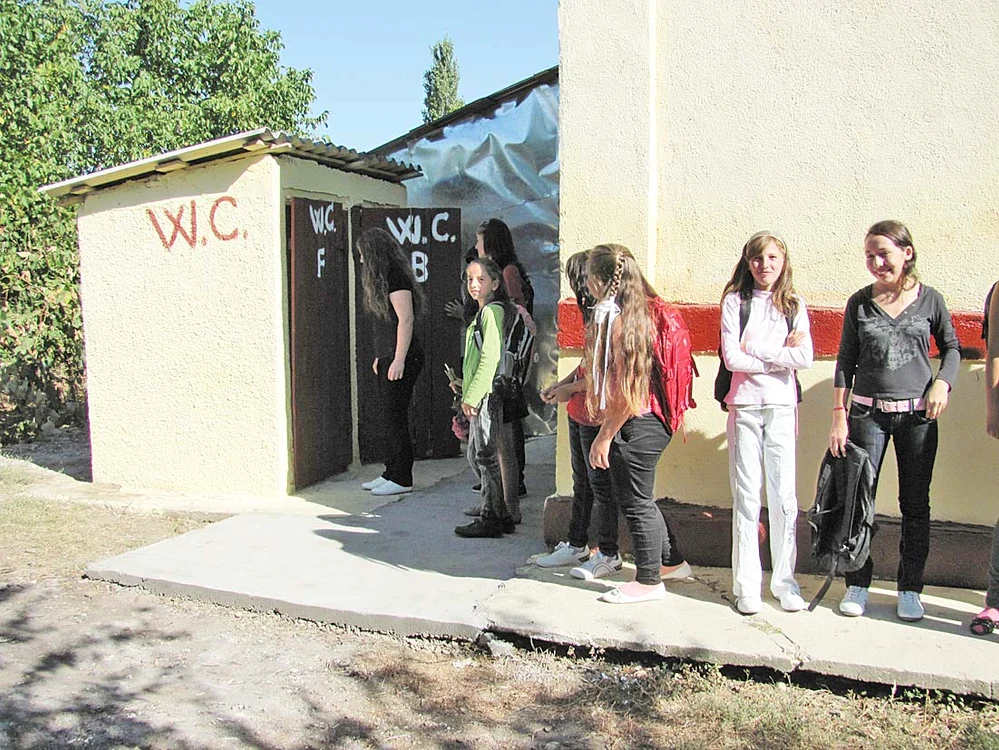 Galaţi. Elevii din comuna Limpezişi stau la coadă la WC-ul din curtea căminului cultural