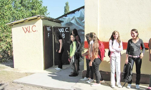 Galaţi  Elevii din comuna Limpezişi stau la coadă la WC ul din curtea căminului cultural jpeg