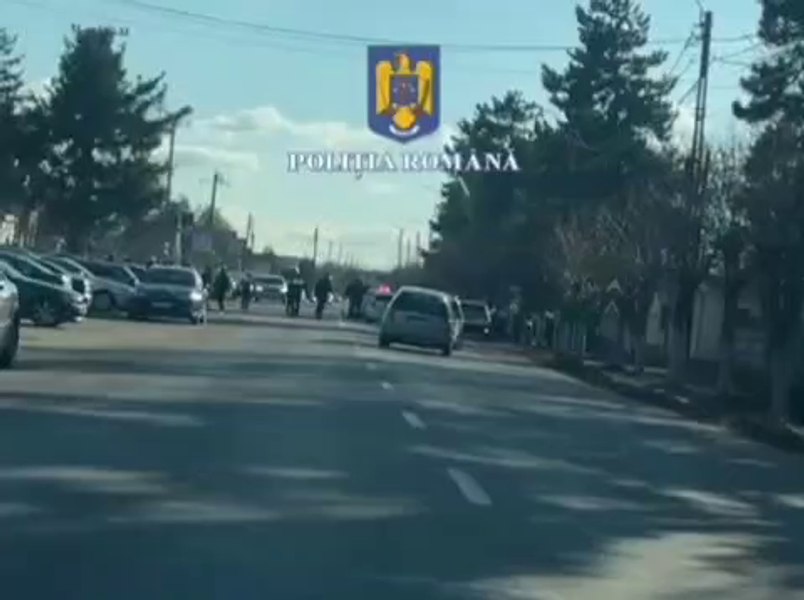 Urmărire și focuri de armă pentru oprirea unui șofer beat, care a furat o mașină dintr-o parcare. A lovit cinci autoturisme și două autospeciale de poliție