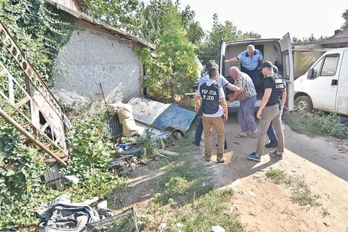 
    Asa arata casa ororilor din Caracal, locul unde s-a produs crima care a șocat Româniasursa foto: click.ro  