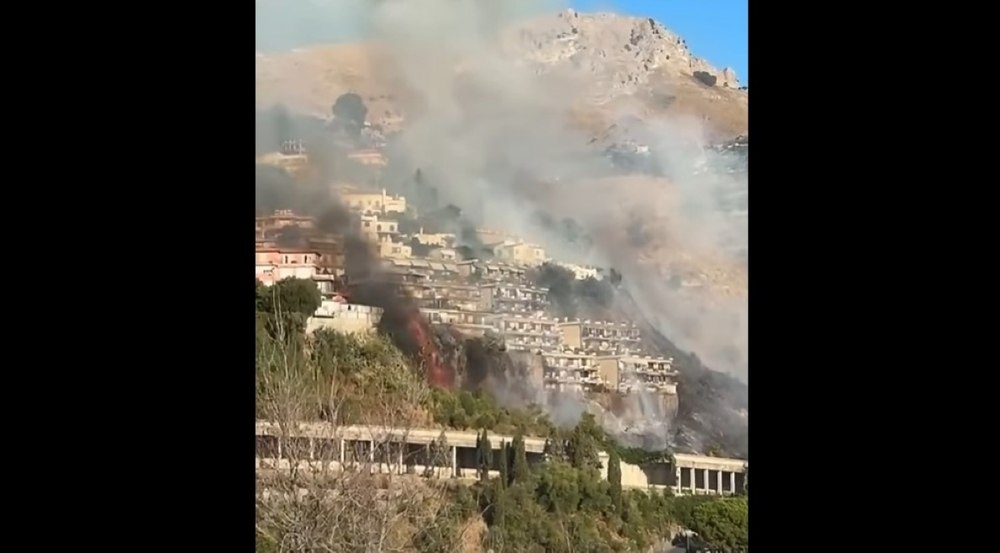 Incendiu de proporţii într-o celebră staţiune turistică din Sicilia. Autorităţile suspectează că focul a fost pus intenţionat