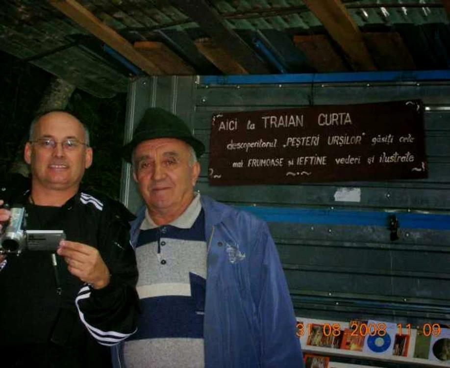 Traian Curta (cel din dreapta) alaturi de un turis care a tinut sa-l cunoasca