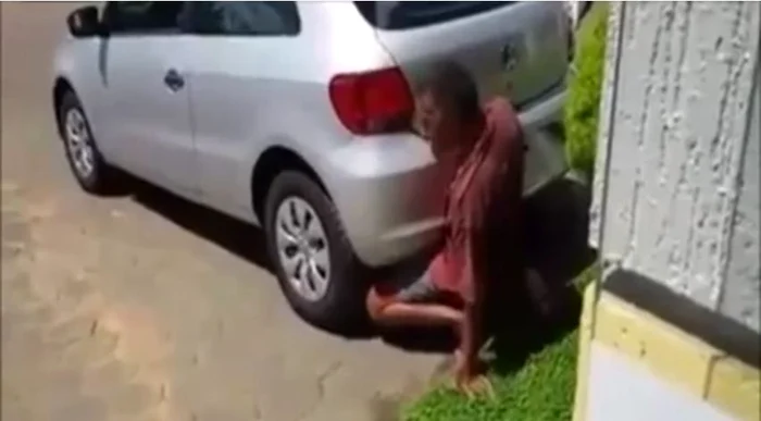 Bărbatul nu s-a oprit nici când a observat camerele de supravegheatFoto: Captură video