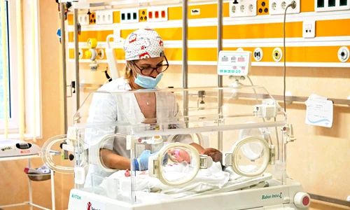 Copiii născuţi prematur sunt puşi în incubator jpeg