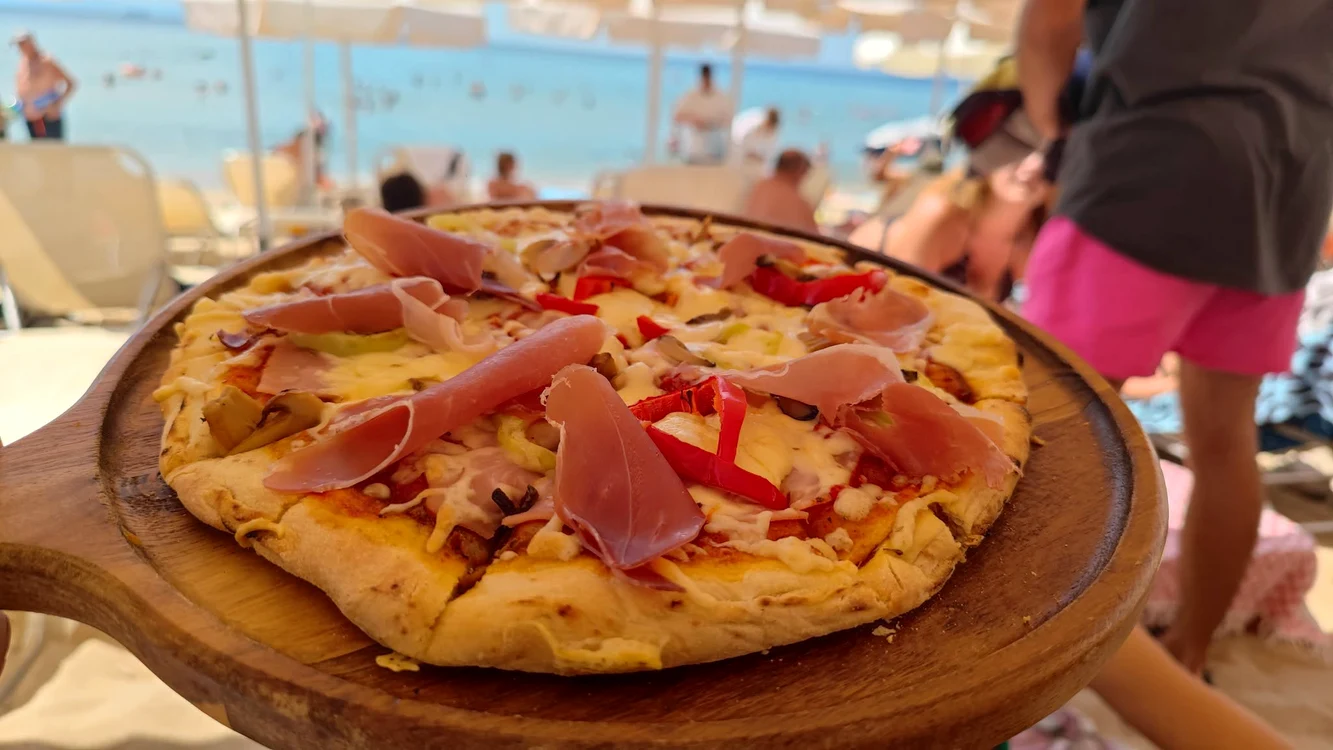 Pizza comandată pe o plajă din Grecia Foto: Forum Thasos