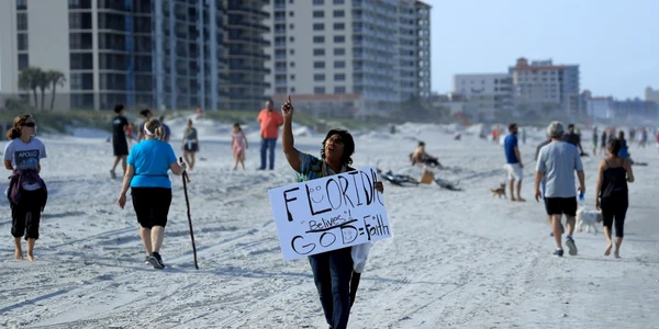 Plajele s-au redeschis în Florida SUA pentru plimbare şi sport FOTO Guliver Getty Images / Sam Greenwood