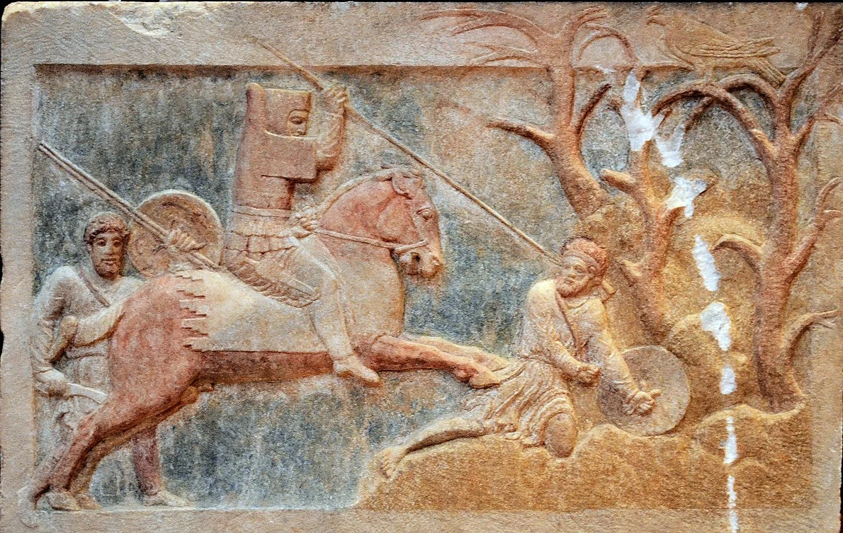 Scenă de luptă de pe sarcofagul de la Altıkulaç (secolul IV î.Hr.), reprezentând un călăreț persan atacând un grec (© Dan Diffendale / Wikimedia Commons)