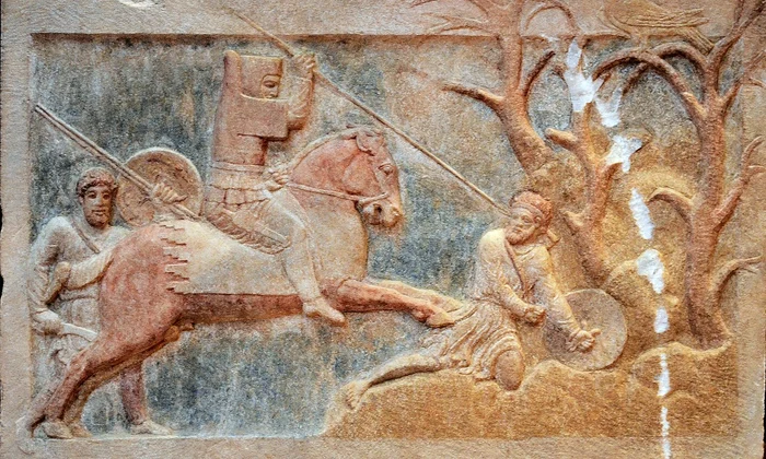 Scenă de luptă de pe sarcofagul de la Altıkulaç (secolul IV î.Hr.), reprezentând un călăreț persan atacând un grec (© Dan Diffendale / Wikimedia Commons)