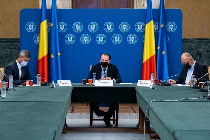 Premierul Florin Cîţi şi cei doi vicepremieri. FOTO Guvernul României