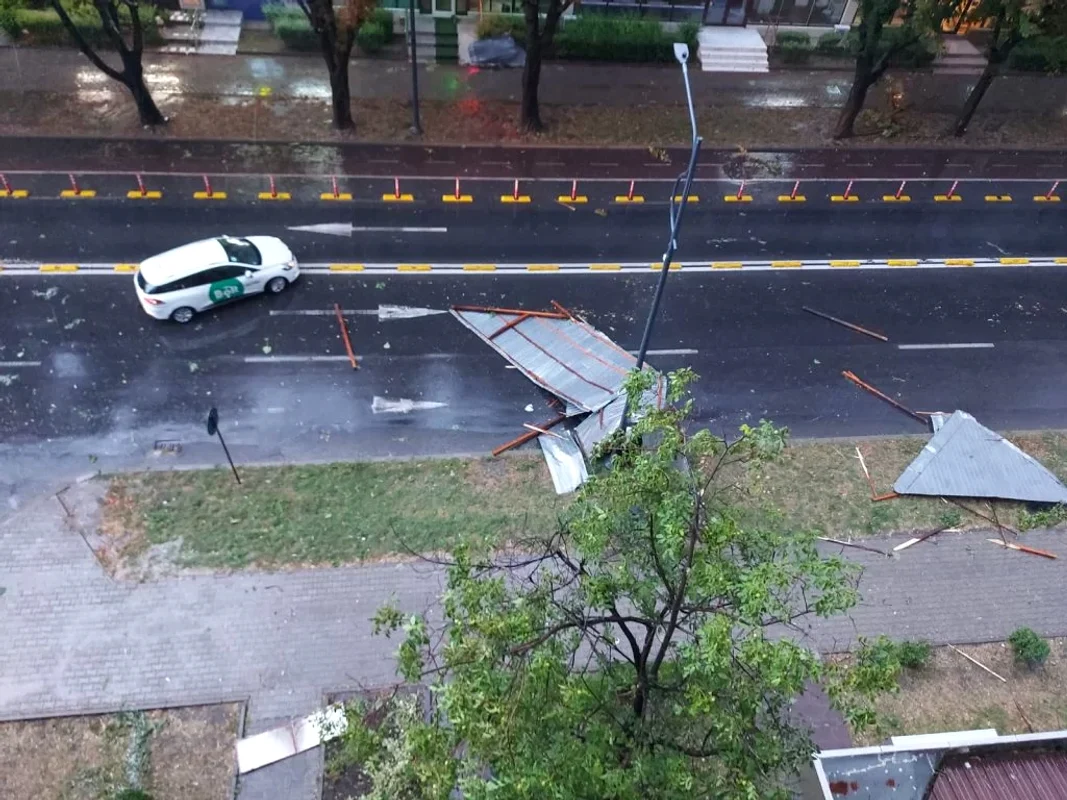 Vijelia a smuls acoperișuri în centrul orașului Focșani FOTO: Vrancea24