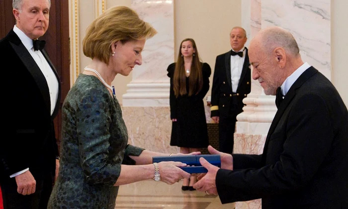 Majestatea Sa Margareta și Principele Radu la serata de Investituri regale la Palatul Regal, Nicu Alifantis decorat cu Ordinul Coroana României în grad de Cavaler   Daniel Angelescu, Casa Majestății Sale (5) jpeg