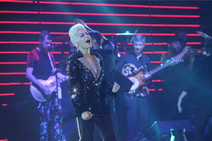 
    Loredana a cÂntat în duet cu Gabriel Cotabiţă, în memoria victimelor din Colectiv Foto: Gheorghe Chelu  