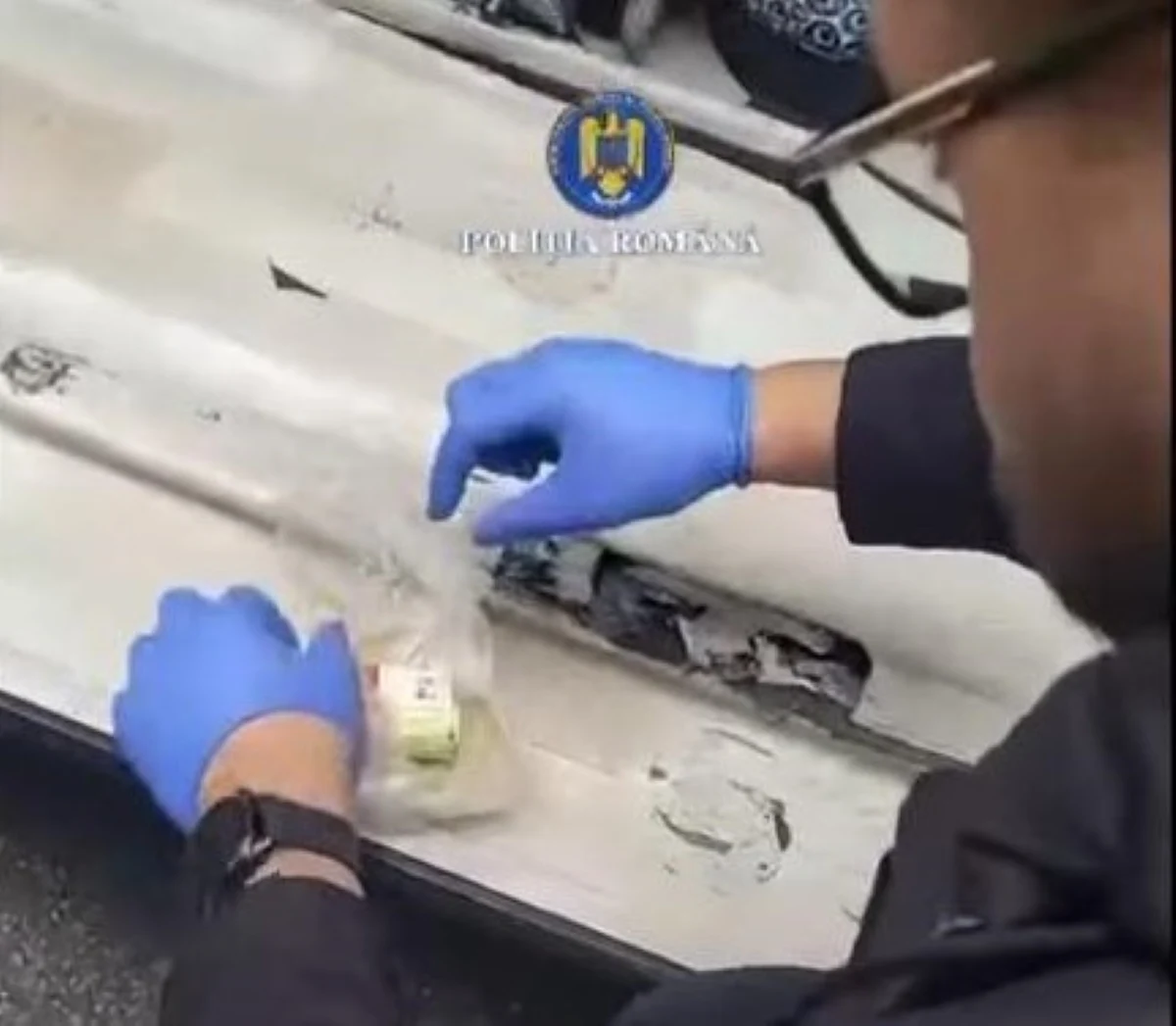 Un șofer de TIR a înscenat un jaf și s-a rănit singur pentru a fi mai credibil. A încercat să ascundă banii „furaţi” în lenjeria intimă