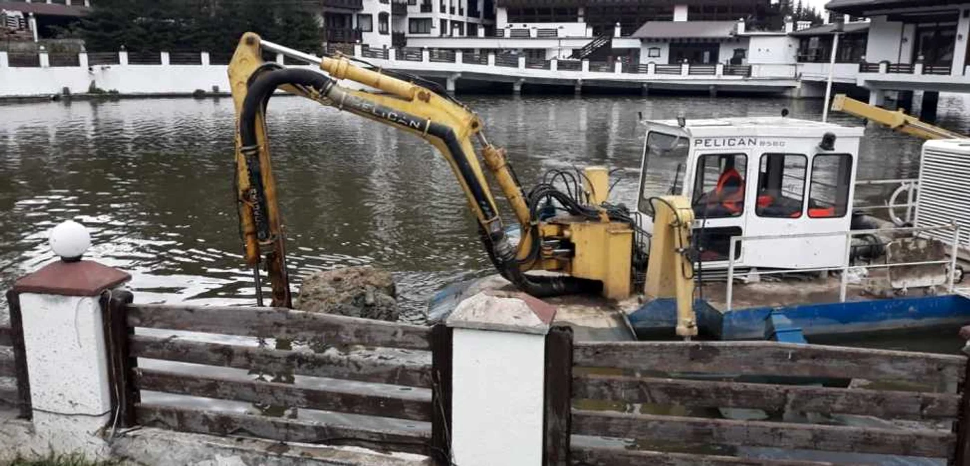 De pe fundul lacului nu a fost scos doar nămol, ci şi obiecte. FOTO Ionuţ Dincă