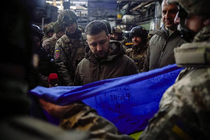 Zelenski a primit un steag cu numele soldaților din Bahmut FOTO EPA-EFE