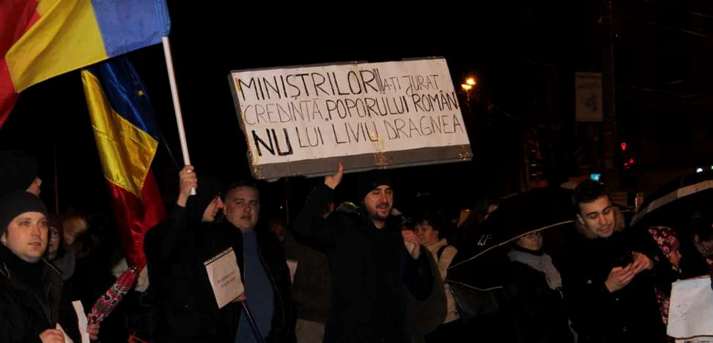 Oamenii au scandat împotriva Guvernului şi a PSD - foto: A.C