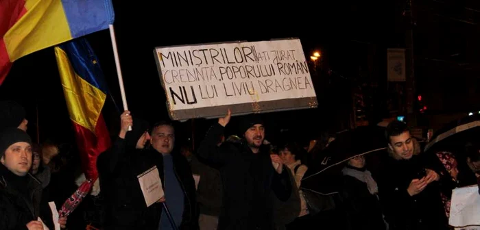 Oamenii au scandat împotriva Guvernului şi a PSD - foto: A.C